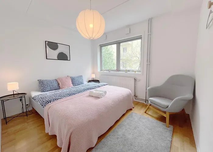 City Center Flat With Balcony & Free Parking