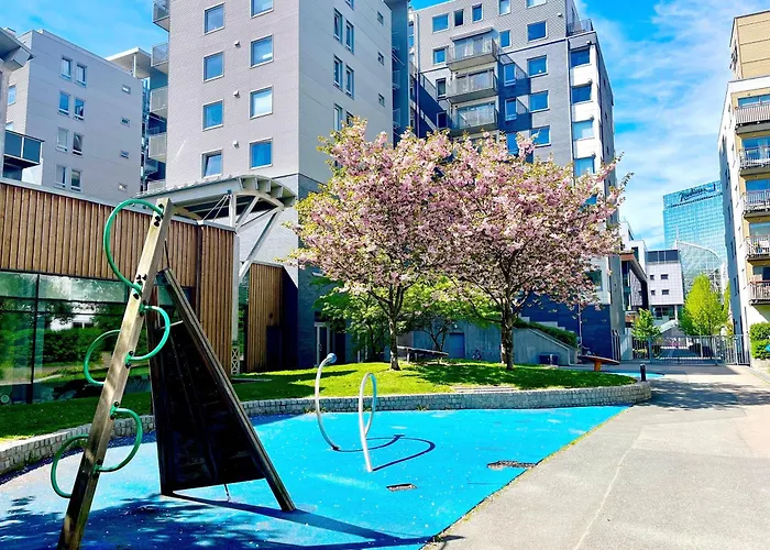 City Center Flat With Balcony & Free Parking