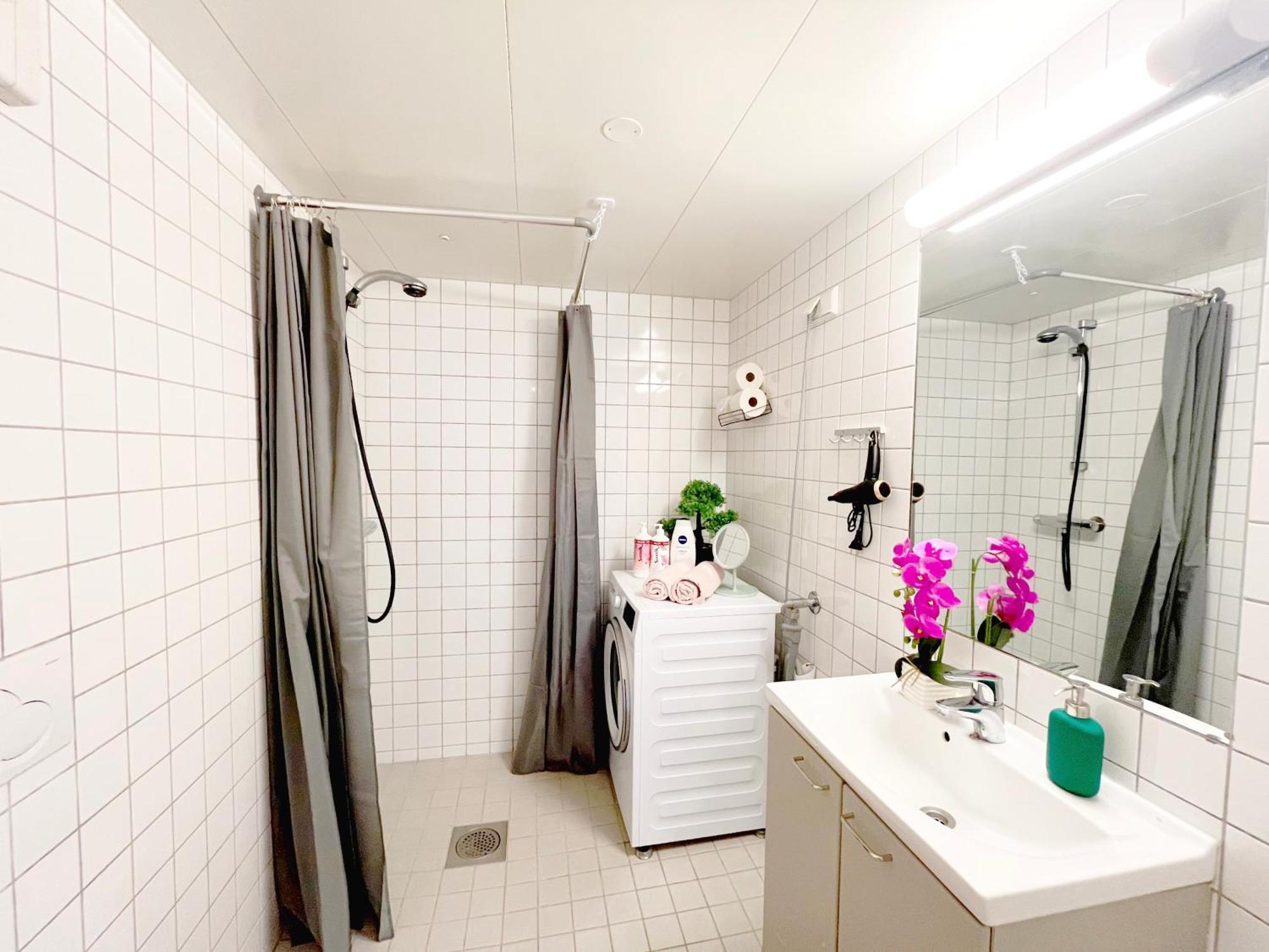 Apartment Center Flat With Balcony & Free Parking *