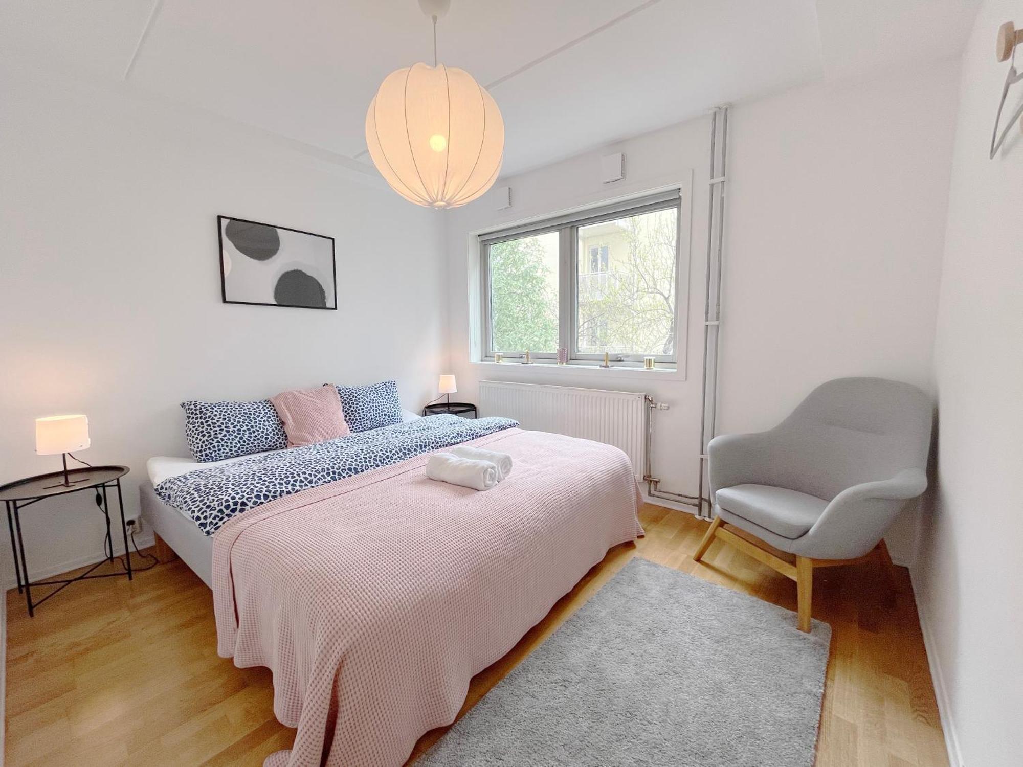 Center Flat With Balcony & Free Parking *