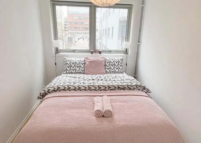 City Center Flat With Balcony & Free Parking